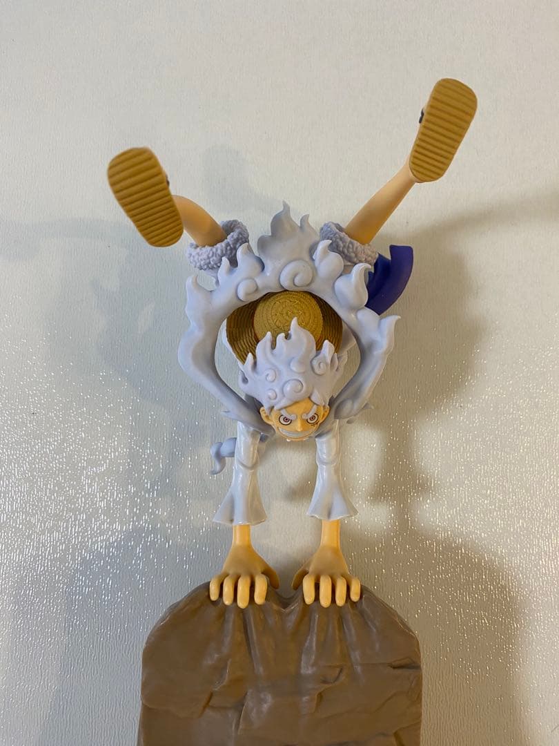 Figure ispirata alla forma Gear 5 – pose su roccia (Usata)