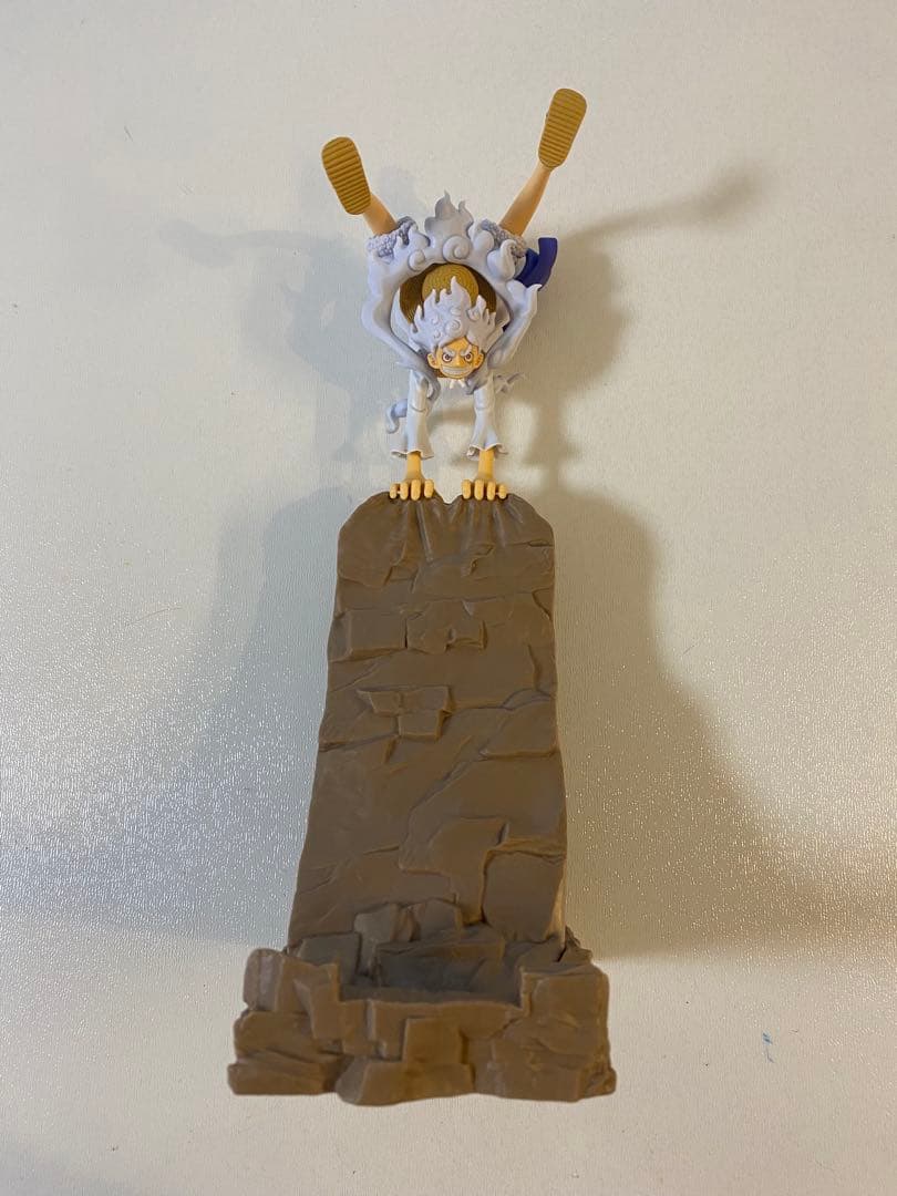 Figure ispirata alla forma Gear 5 – pose su roccia (Usata)