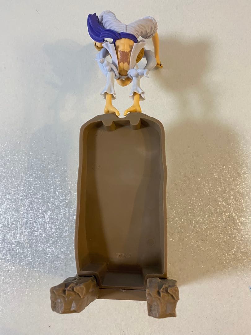 Figure ispirata alla forma Gear 5 – pose su roccia (Usata)