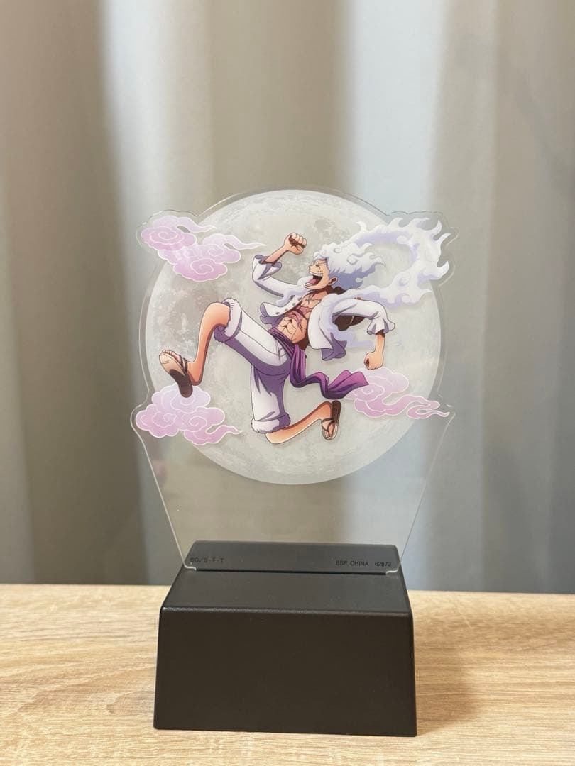 Lampada LED ispirata a Gear 5 – base luminosa e pannello acrilico (Usata)