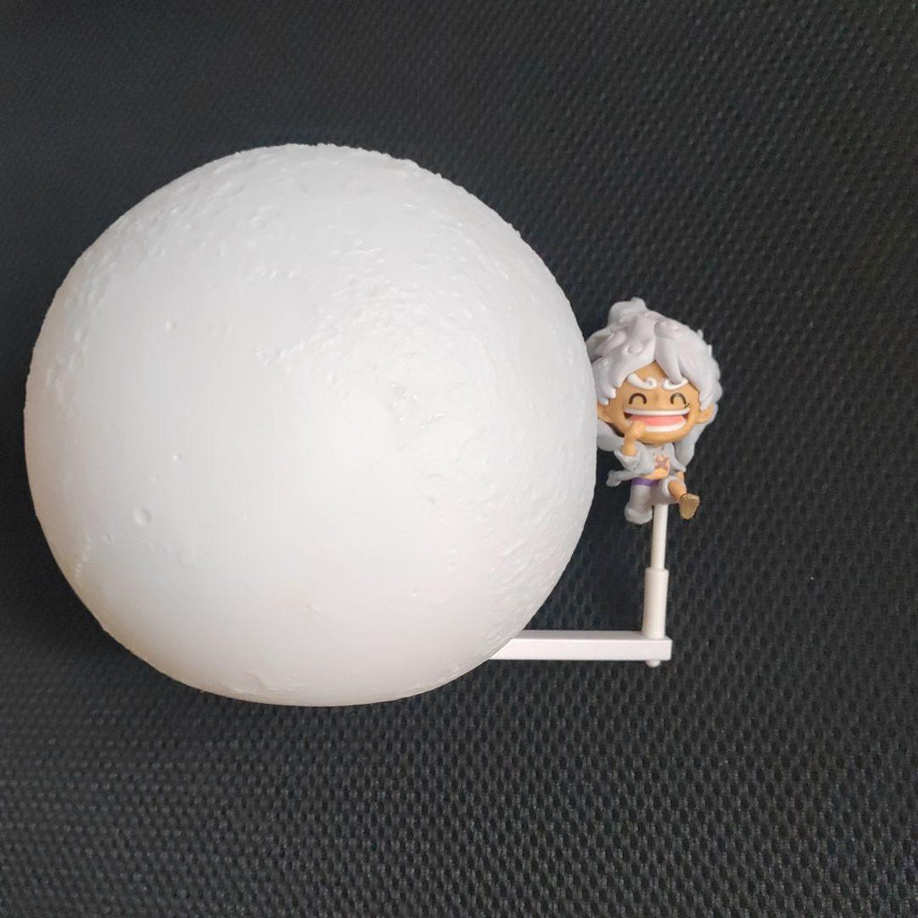 Lampada ispirata a Gear 5 – effetto Luna con mini personaggio (Usata)