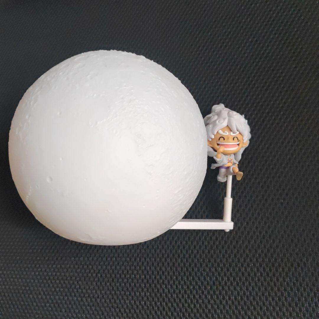 Lampada ispirata a Gear 5 – effetto Luna con mini personaggio (Usata)