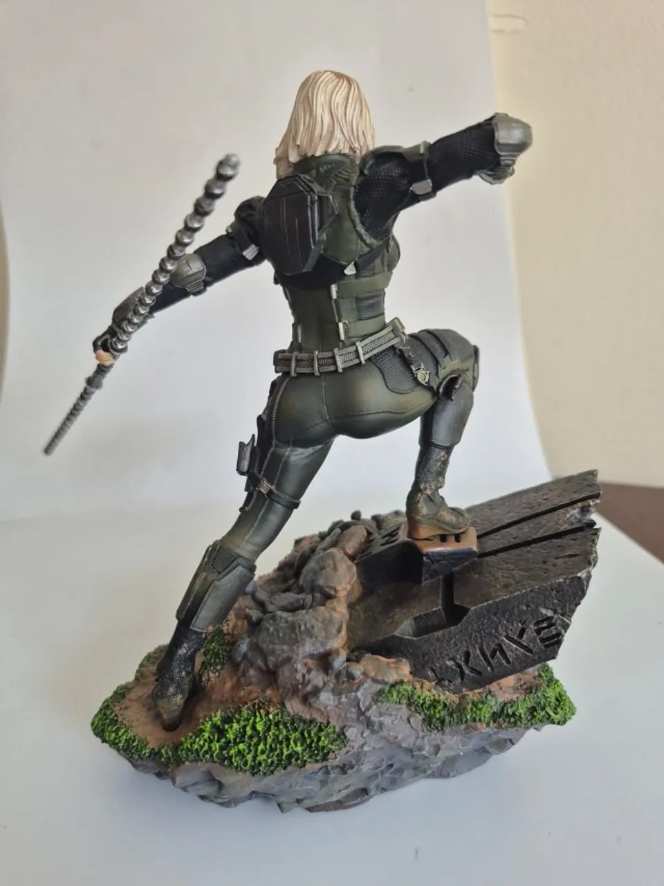 Figure originale – Guerriera in Tenuta Tattica con Bastone da Combattimento (Usata)