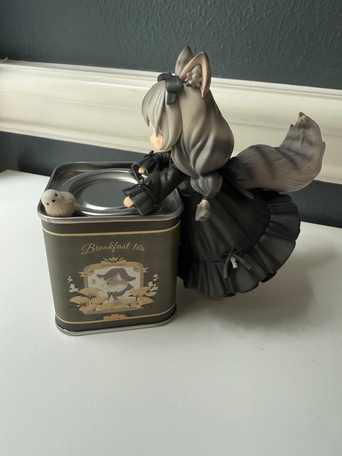 Figure originale Tea Time Cats – Girl with Cat & Tea Canister (Usata)