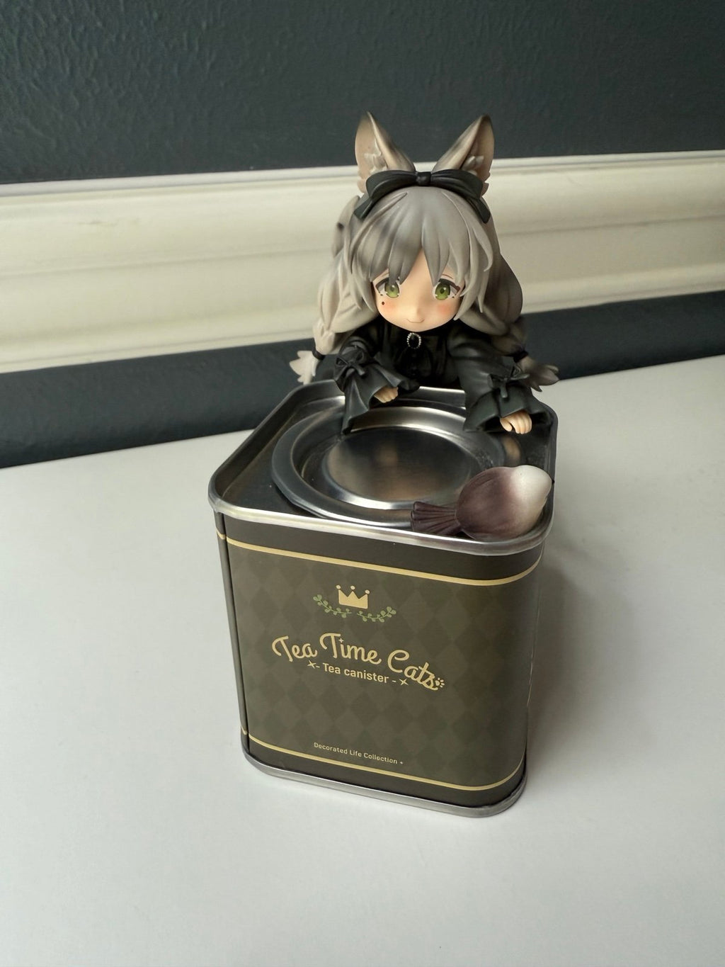 Figure originale Tea Time Cats – Girl with Cat & Tea Canister (Usata)