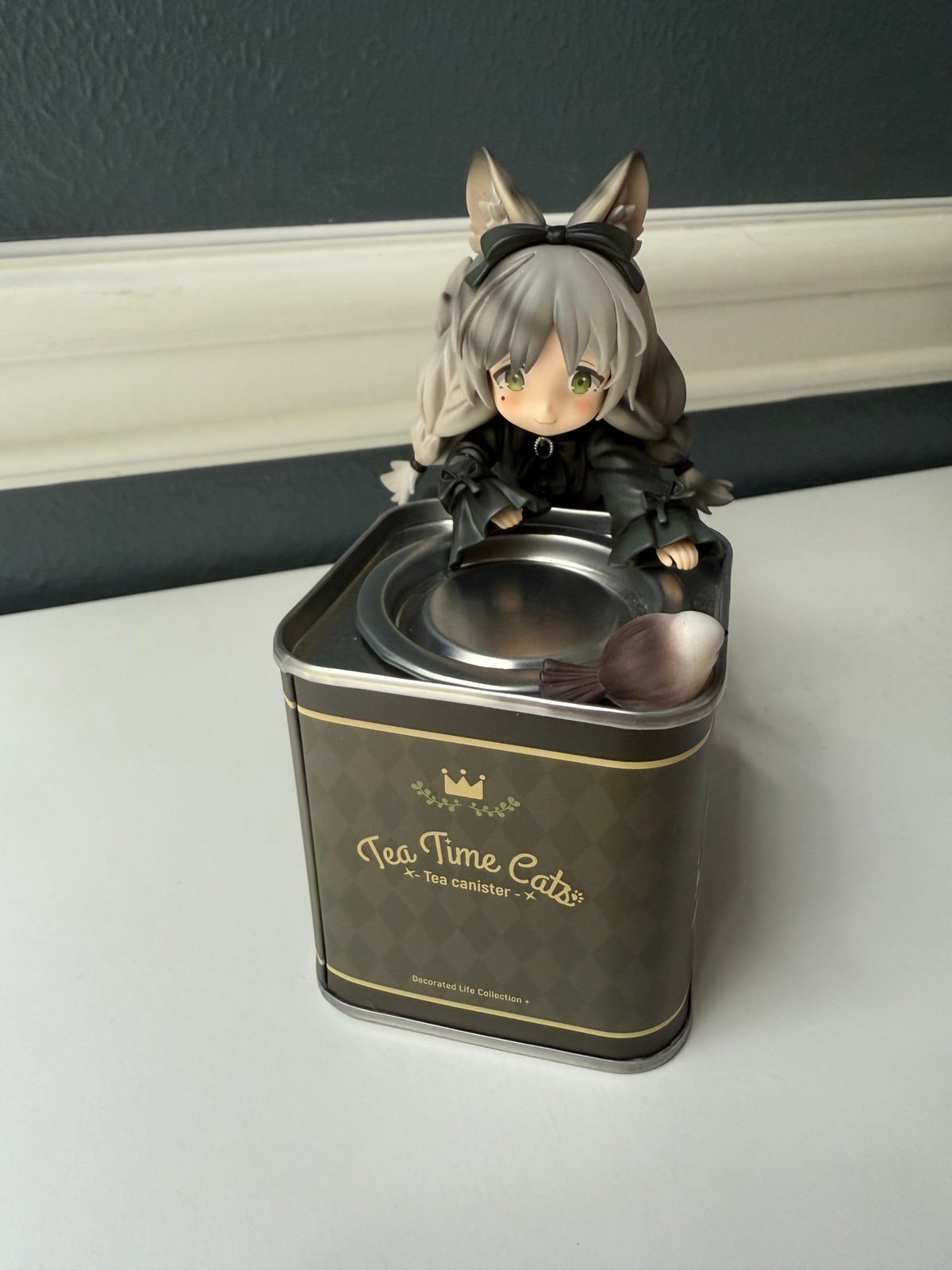 Figure originale Tea Time Cats – Girl with Cat & Tea Canister (Usata)
