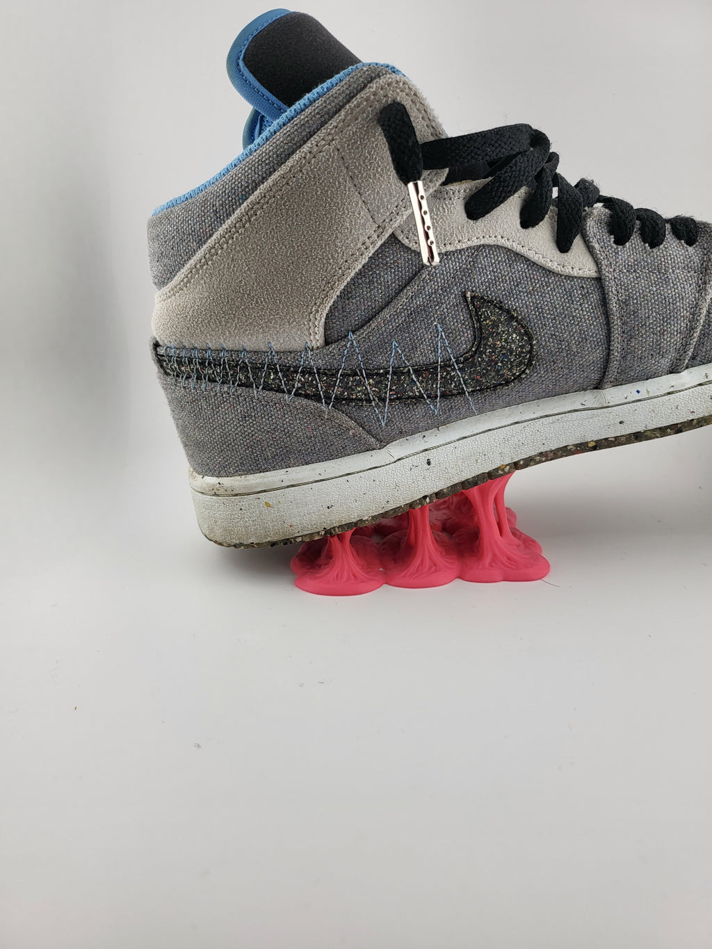 Supporto Sneaker “Melt Effect” – Espositore Scarpe 3D Design Unico