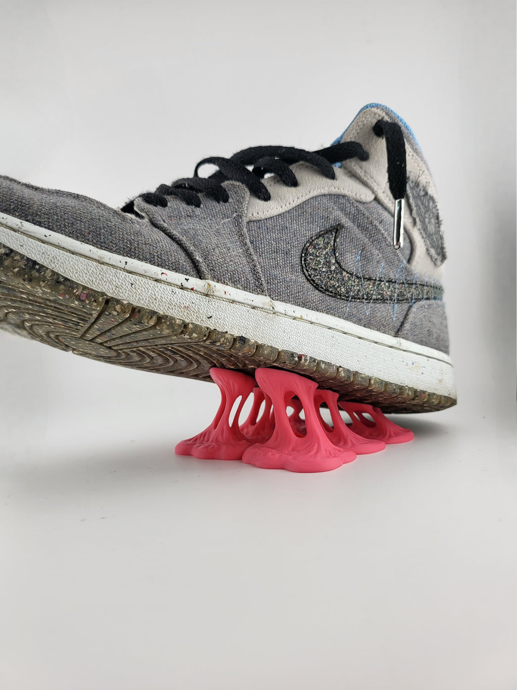 Supporto Sneaker “Melt Effect” – Espositore Scarpe 3D Design Unico