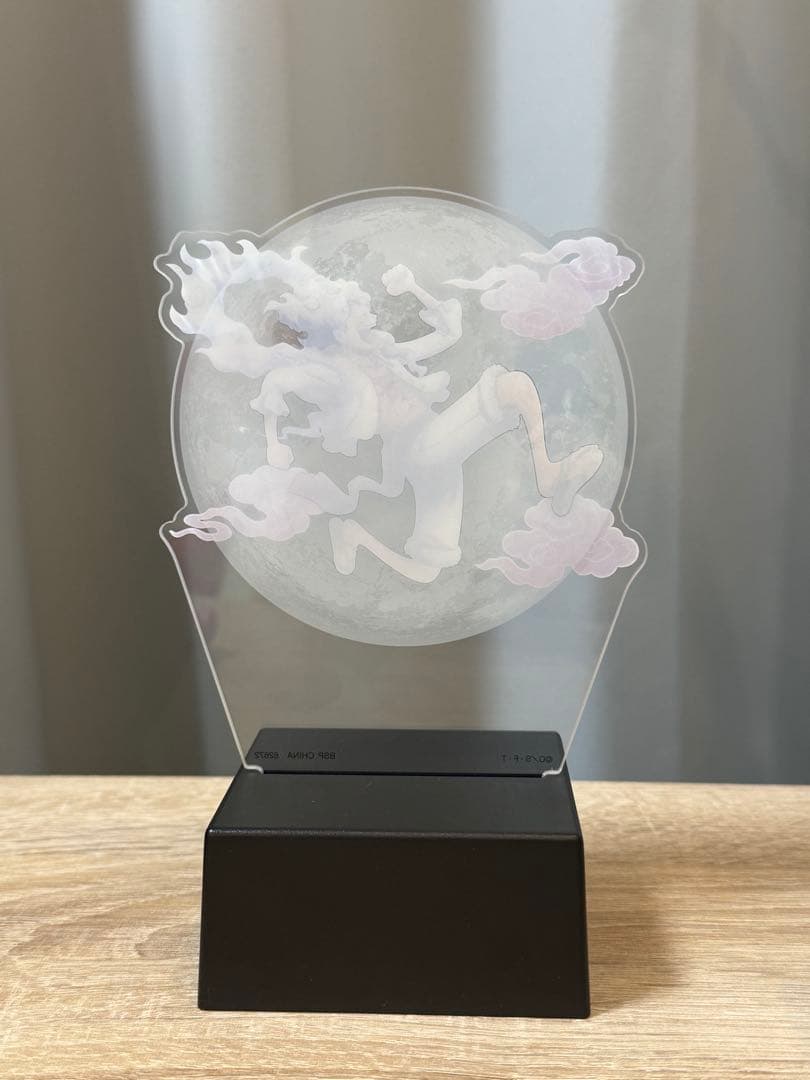 Lampada LED ispirata a Gear 5 – base luminosa e pannello acrilico (Usata)