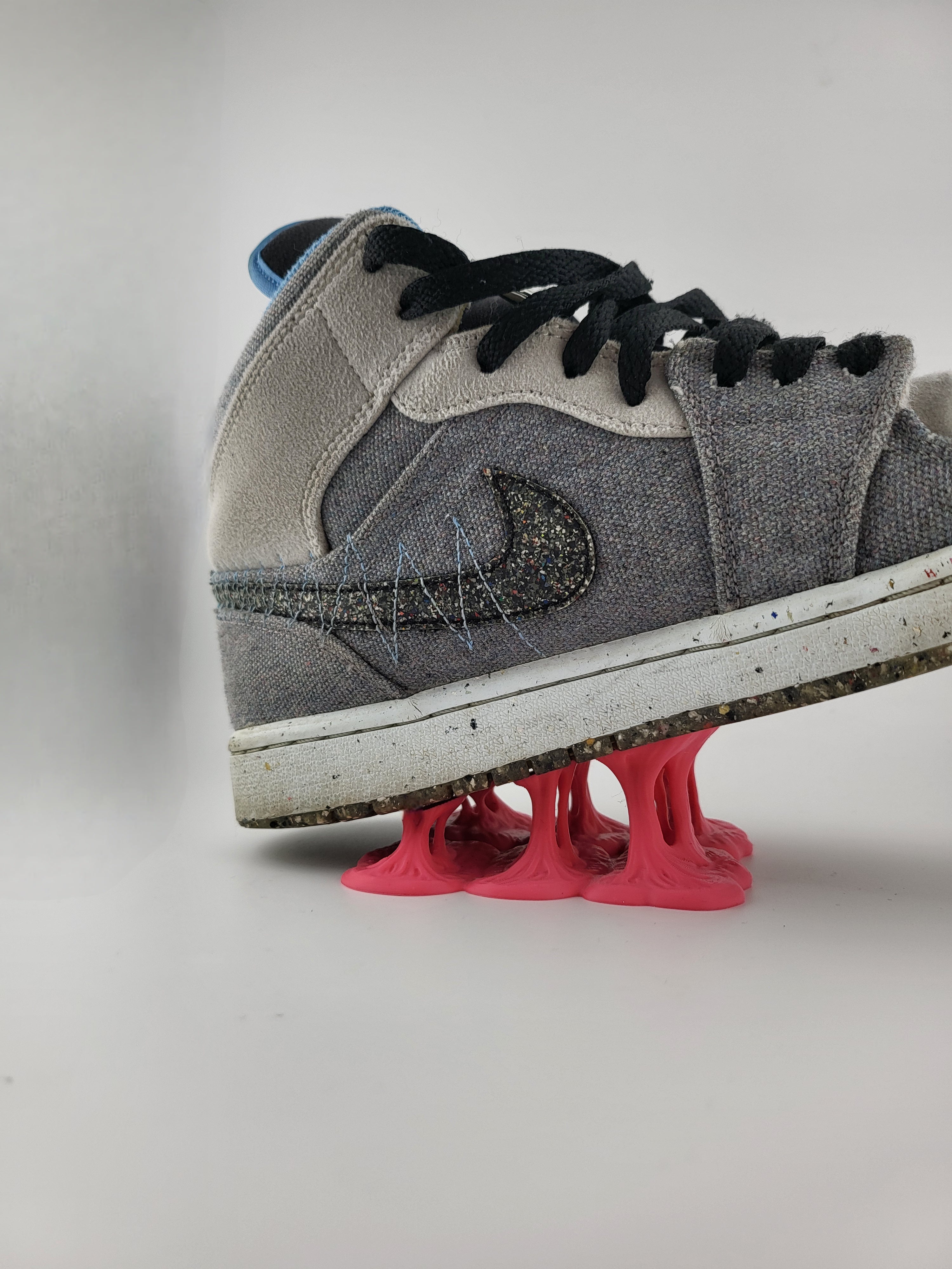 Supporto Sneaker “Melt Effect” – Espositore Scarpe 3D Design Unico