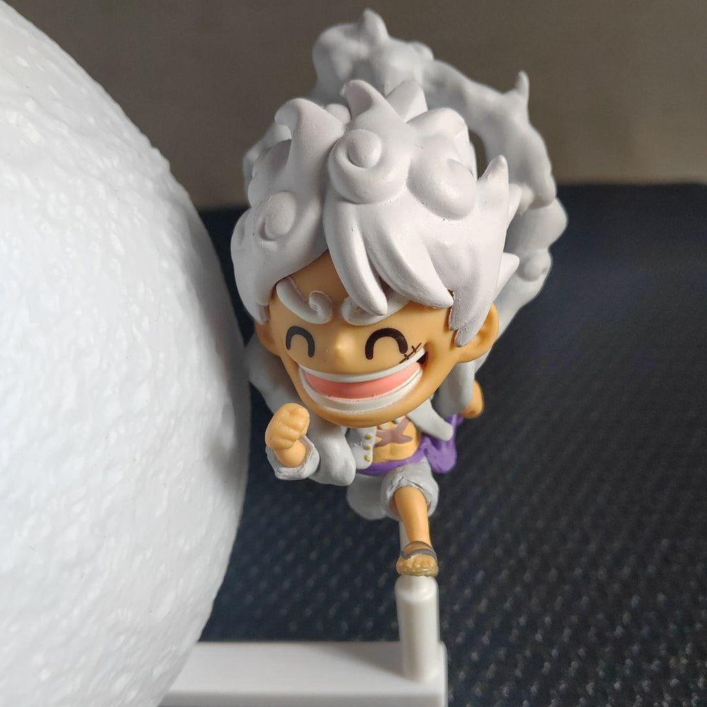 Lampada ispirata a Gear 5 – effetto Luna con mini personaggio (Usata)