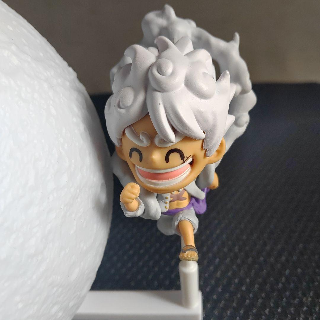 Lampada ispirata a Gear 5 – effetto Luna con mini personaggio (Usata)