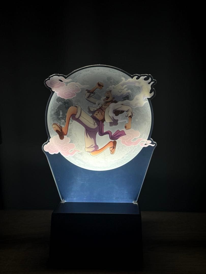 Lampada LED ispirata a Gear 5 – base luminosa e pannello acrilico (Usata)