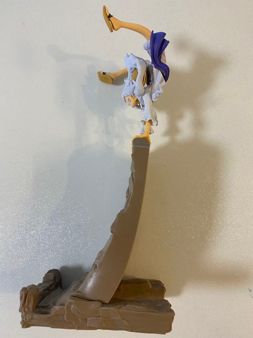 Figure ispirata alla forma Gear 5 – pose su roccia (Usata)