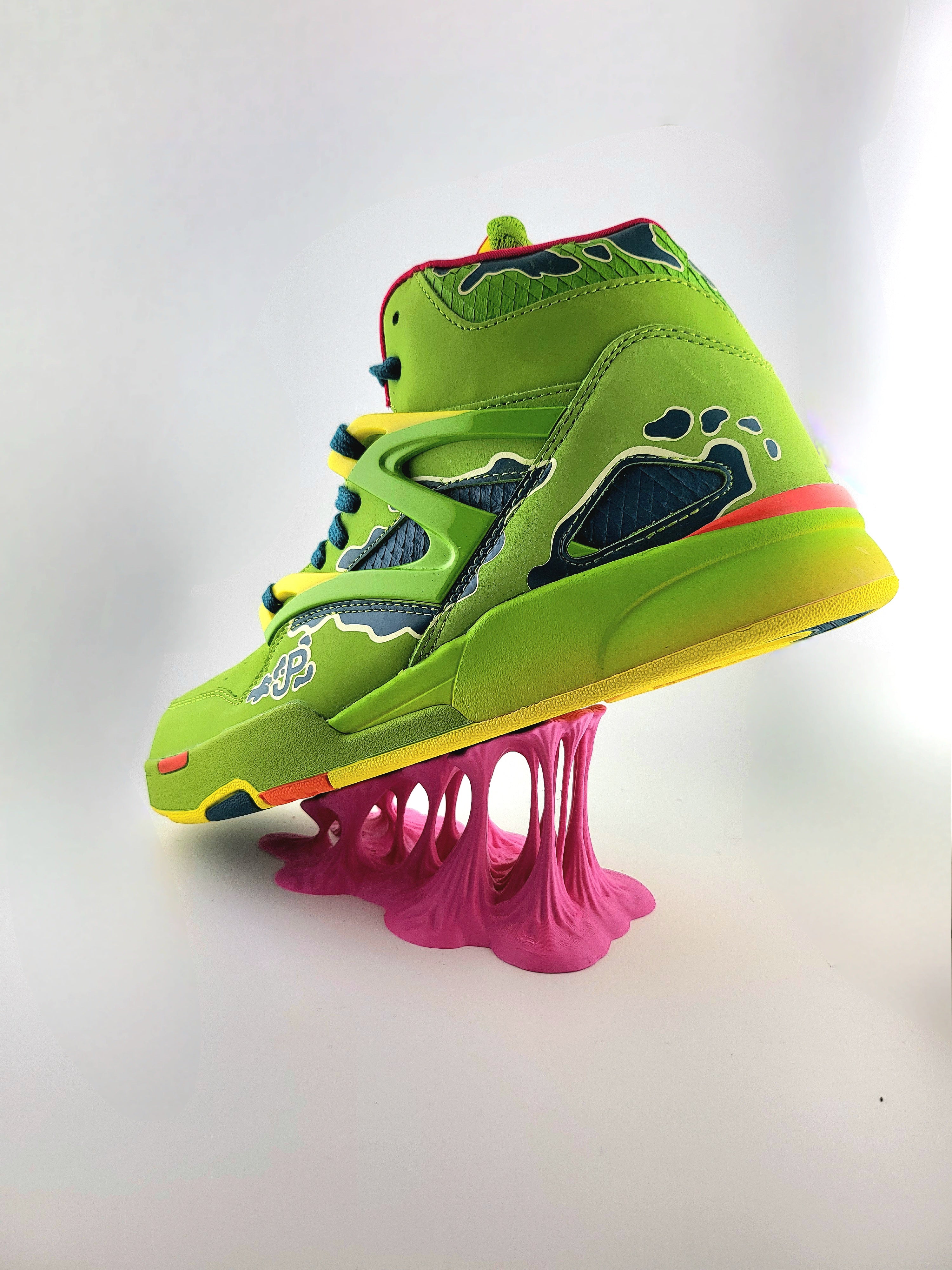 Supporto Sneakers “Liquid Melt” – Base Artistica per Scarpe da Collezione