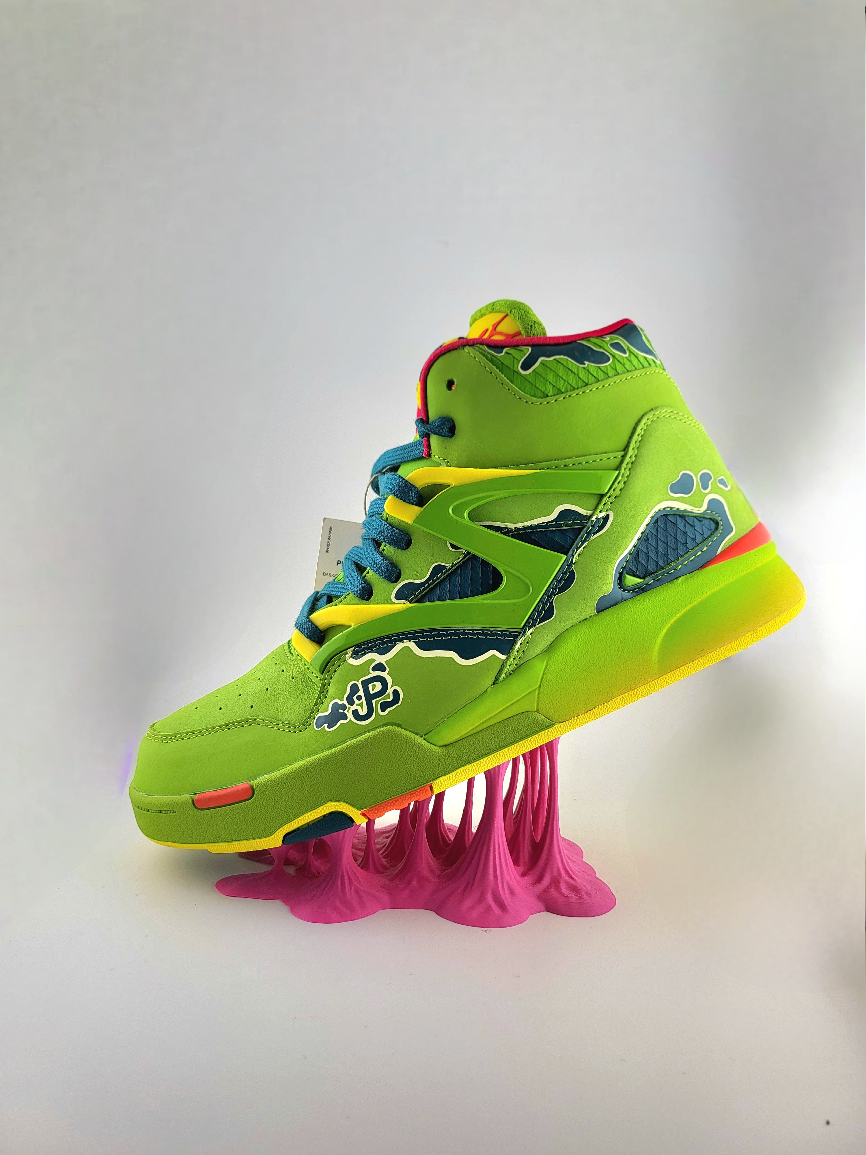 Supporto Sneakers “Liquid Melt” – Base Artistica per Scarpe da Collezione